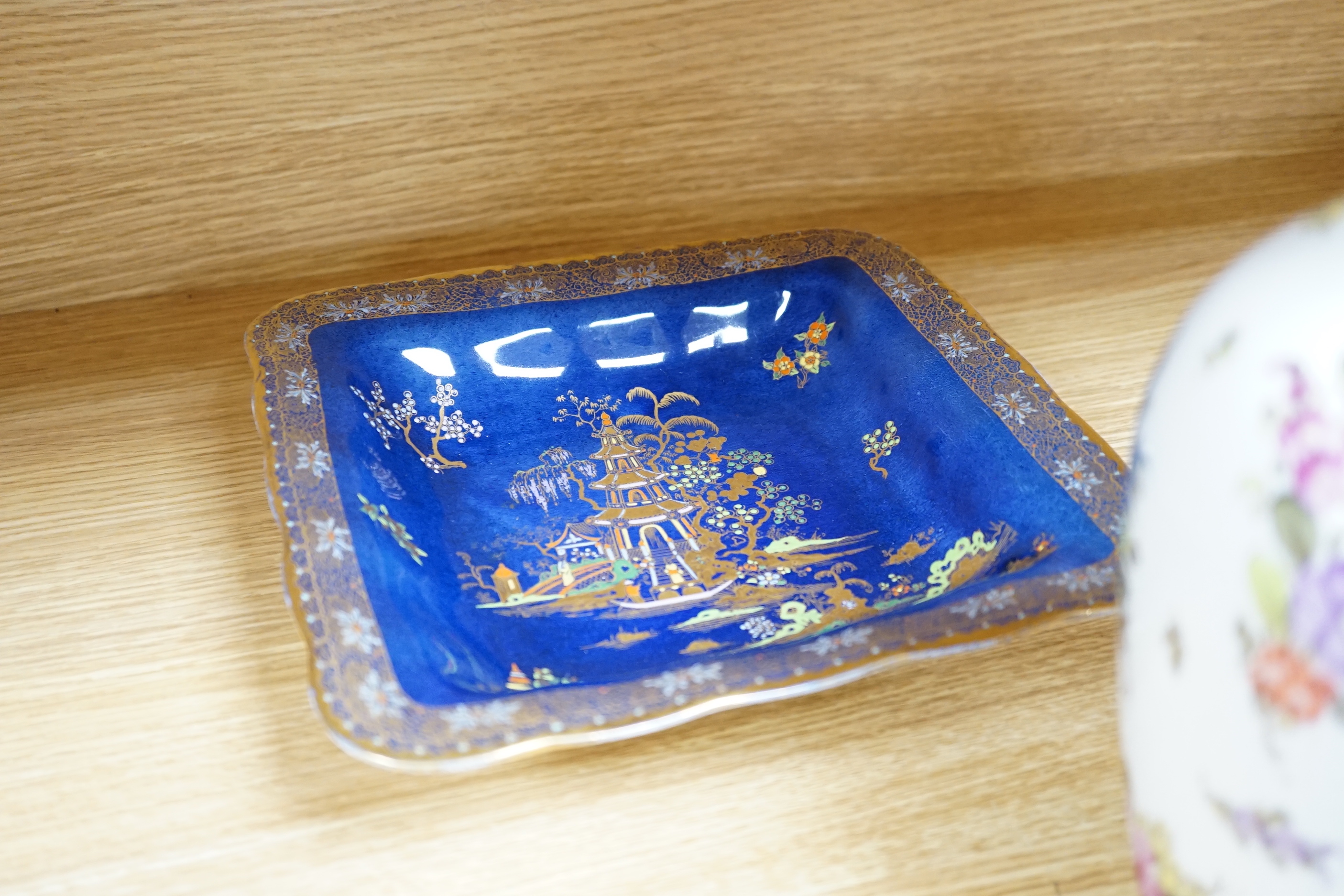 A group of Carltonware Mikado pattern wares to include a scalloped bowl, a twin handled bowl, two vases, small bowl, square dish and an oval dish, tallest vase 15cm (7)